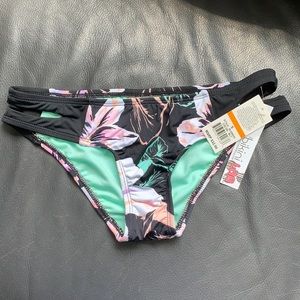 🌟HP!!⭐️ 🆕 NWT Bikini Lab Cut Out Hipster Bottom